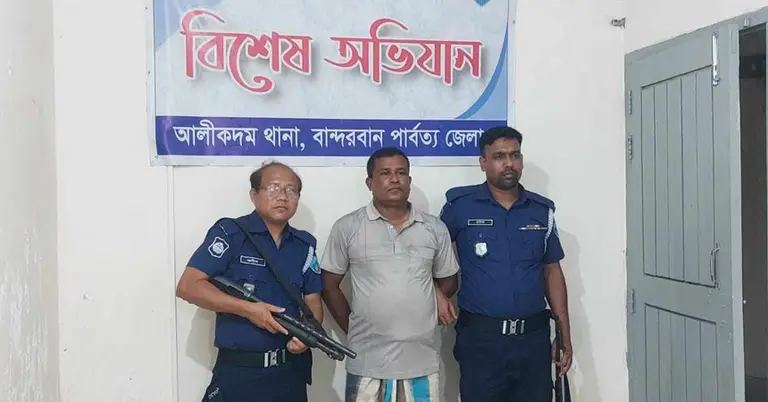 পুলিশদের হাতে গ্রেপ্তার রুহুল আমিন